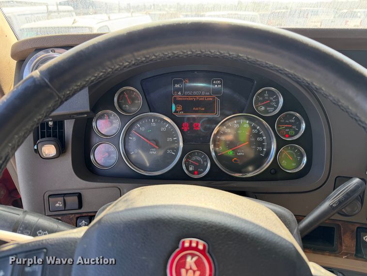 image for item YA4815 2017 Kenworth T680 semi truck