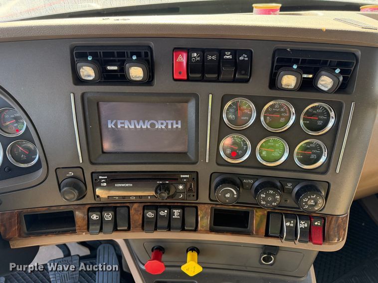 image for item YA4815 2017 Kenworth T680 semi truck