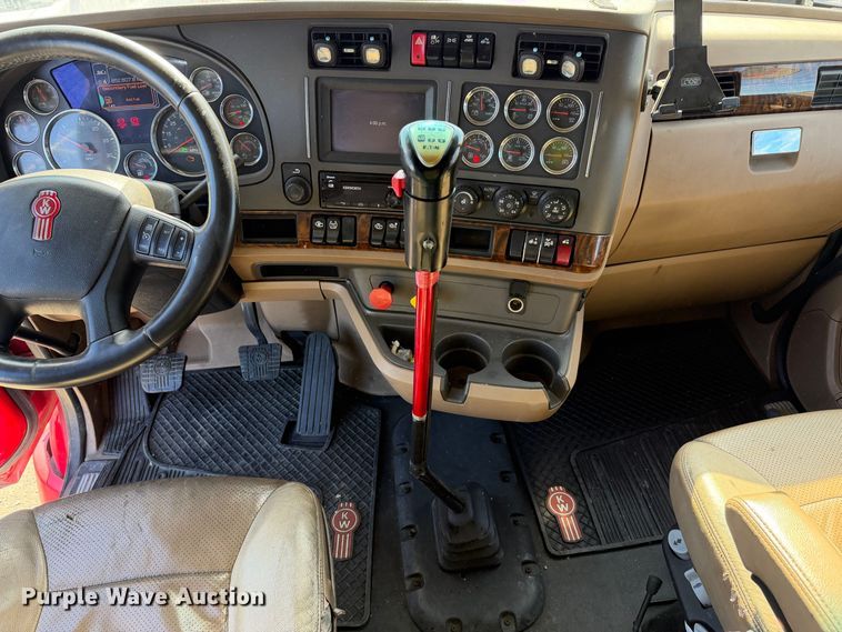 image for item YA4815 2017 Kenworth T680 semi truck