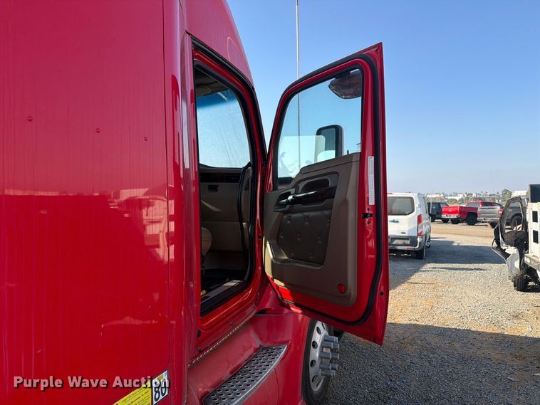 image for item YA4815 2017 Kenworth T680 semi truck