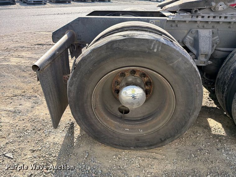 image for item YA4815 2017 Kenworth T680 semi truck