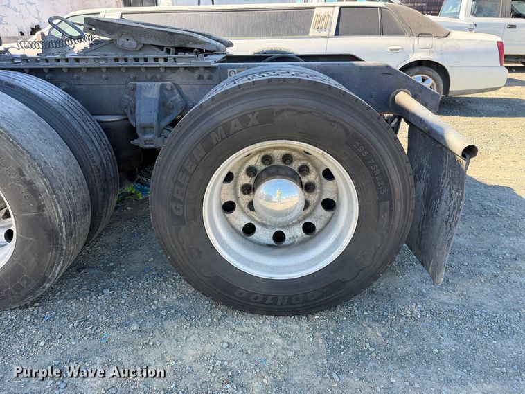 image for item YA4815 2017 Kenworth T680 semi truck