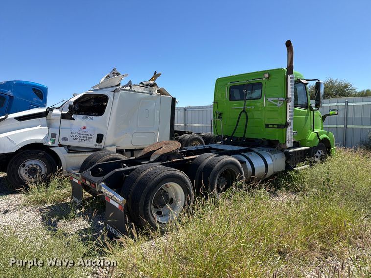 image for item YA4919 2017 Volvo VNL semi truck