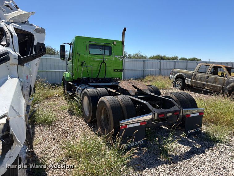 image for item YA4919 2017 Volvo VNL semi truck