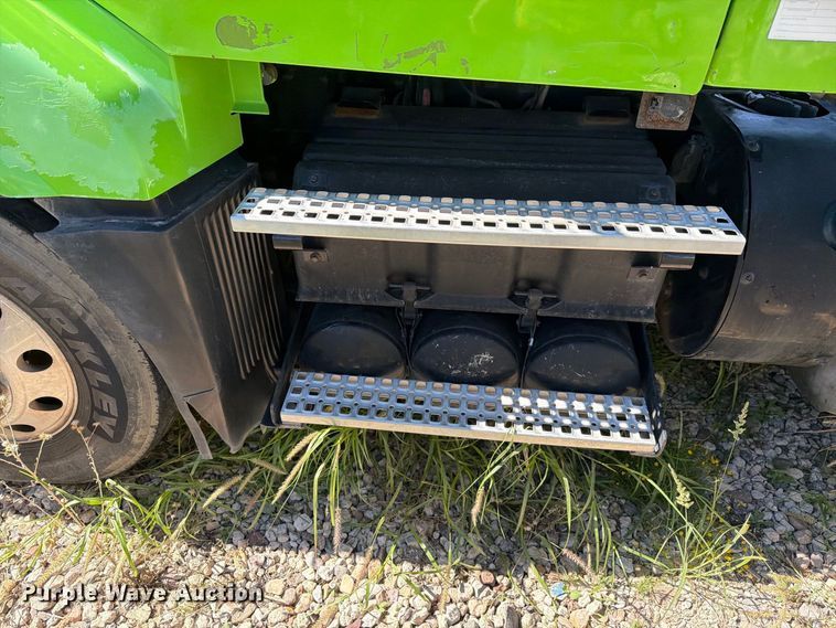 image for item YA4919 2017 Volvo VNL semi truck
