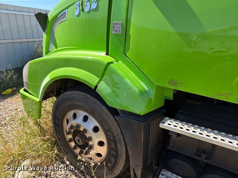 image for item YA4919 2017 Volvo VNL semi truck
