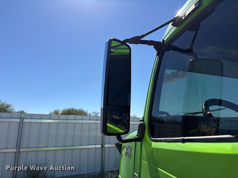 image for item YA4919 2017 Volvo VNL semi truck
