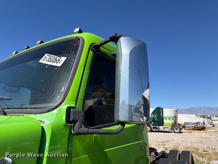 image for item YA4919 2017 Volvo VNL semi truck