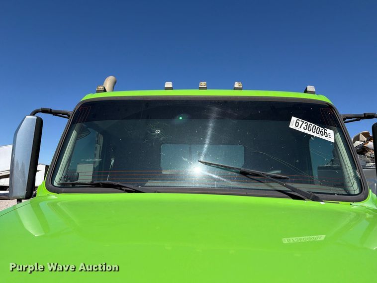 image for item YA4919 2017 Volvo VNL semi truck