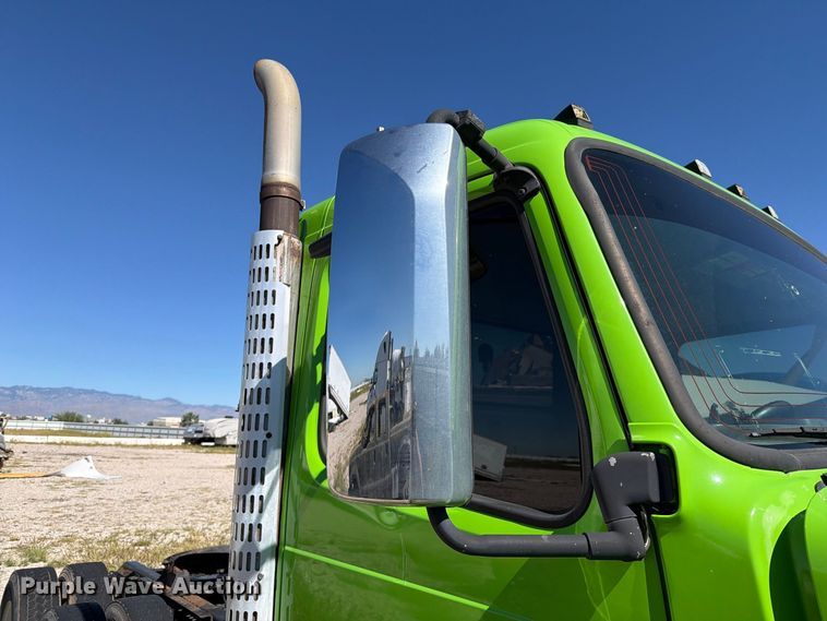 image for item YA4919 2017 Volvo VNL semi truck