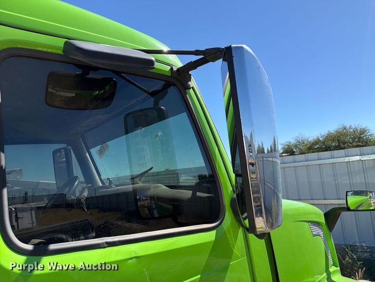 image for item YA4919 2017 Volvo VNL semi truck