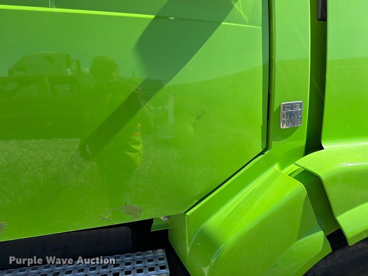 image for item YA4919 2017 Volvo VNL semi truck
