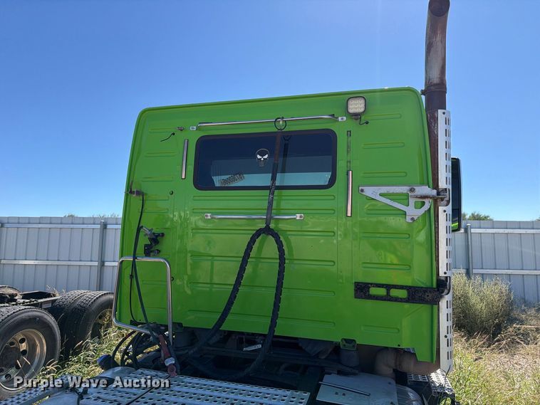 image for item YA4919 2017 Volvo VNL semi truck