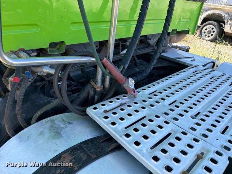 image for item YA4919 2017 Volvo VNL semi truck