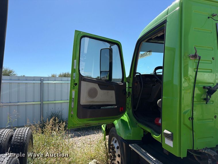 image for item YA4919 2017 Volvo VNL semi truck