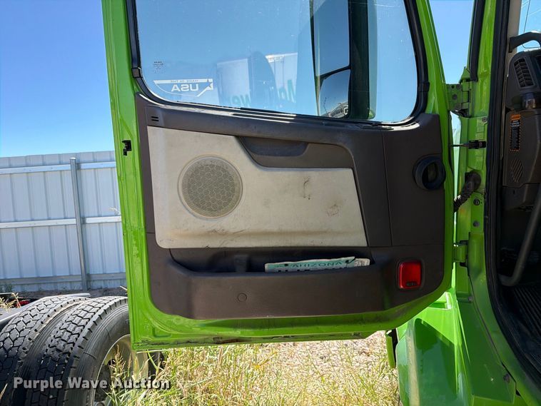 image for item YA4919 2017 Volvo VNL semi truck