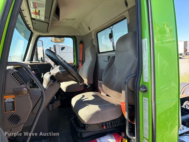 image for item YA4919 2017 Volvo VNL semi truck