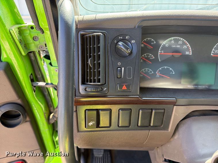 image for item YA4919 2017 Volvo VNL semi truck