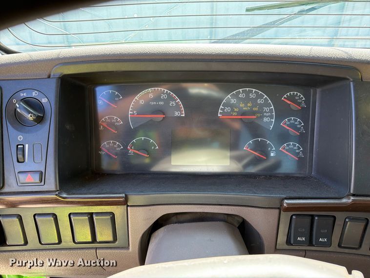 image for item YA4919 2017 Volvo VNL semi truck