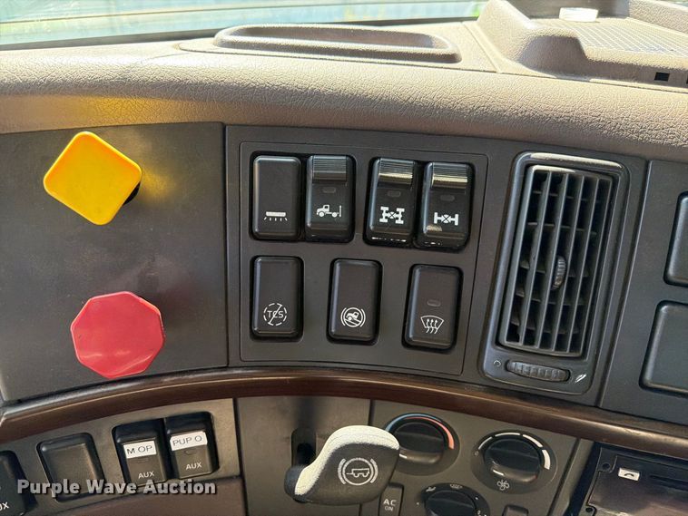 image for item YA4919 2017 Volvo VNL semi truck