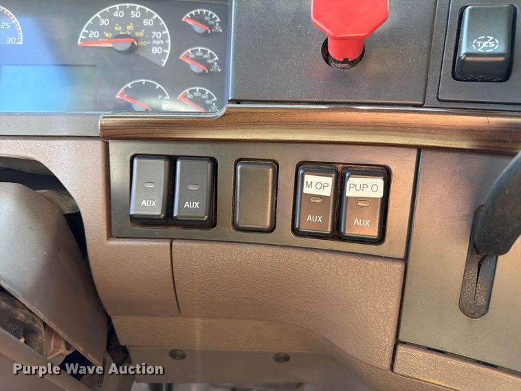 image for item YA4919 2017 Volvo VNL semi truck