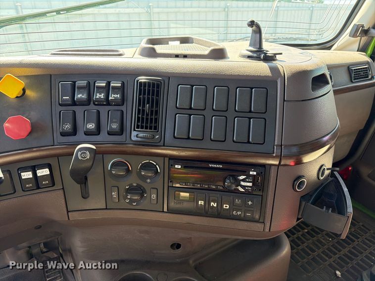 image for item YA4919 2017 Volvo VNL semi truck