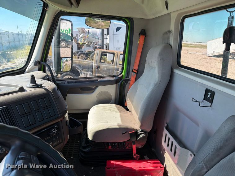 image for item YA4919 2017 Volvo VNL semi truck