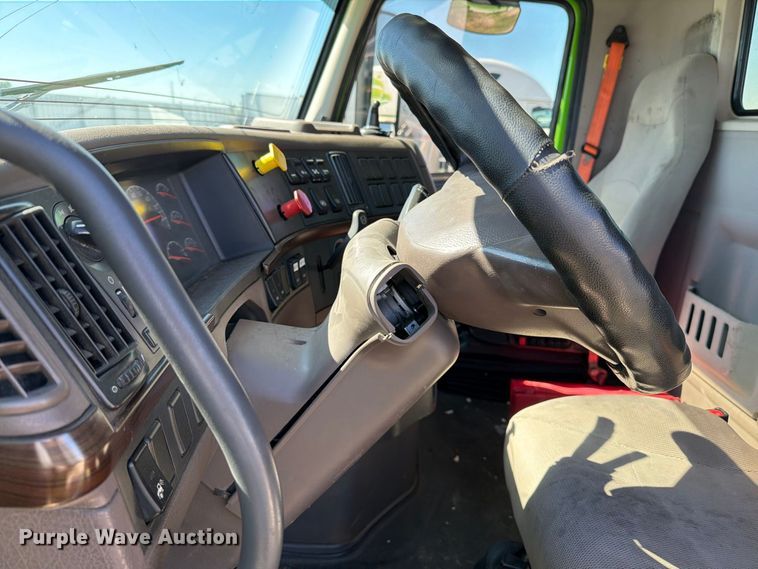 image for item YA4919 2017 Volvo VNL semi truck