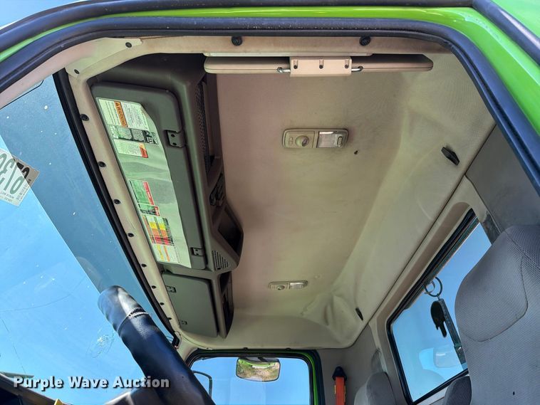 image for item YA4919 2017 Volvo VNL semi truck