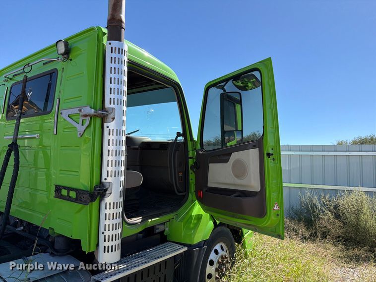 image for item YA4919 2017 Volvo VNL semi truck