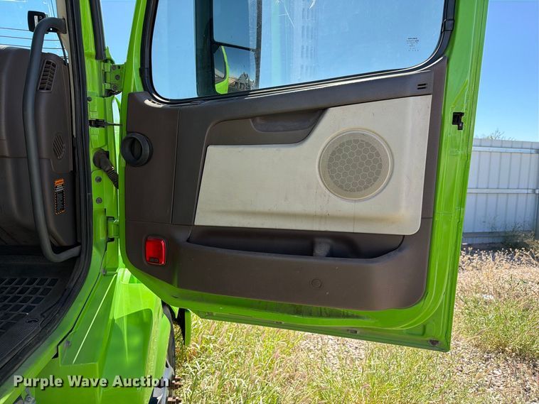 image for item YA4919 2017 Volvo VNL semi truck