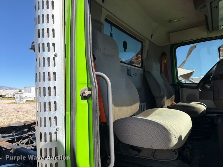 image for item YA4919 2017 Volvo VNL semi truck
