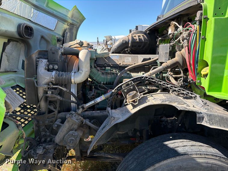 image for item YA4919 2017 Volvo VNL semi truck