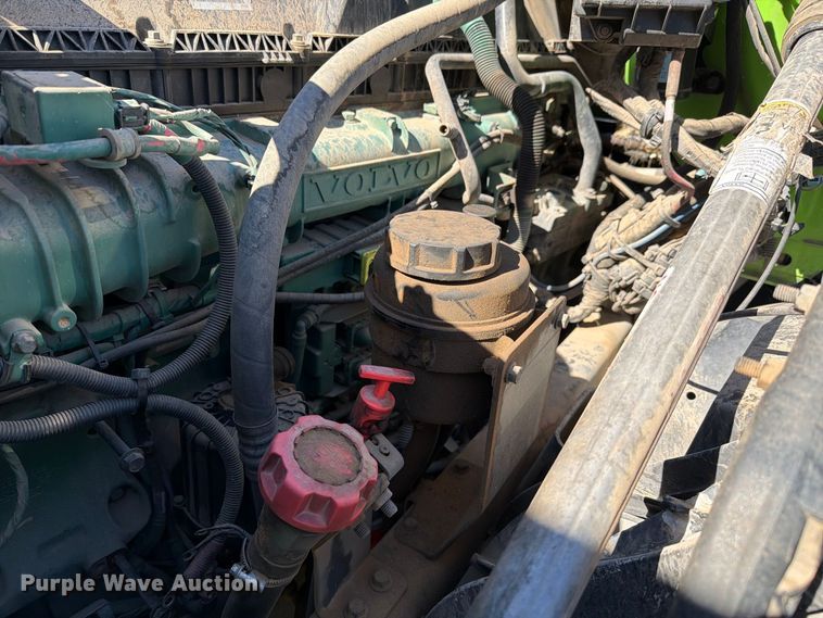 image for item YA4919 2017 Volvo VNL semi truck