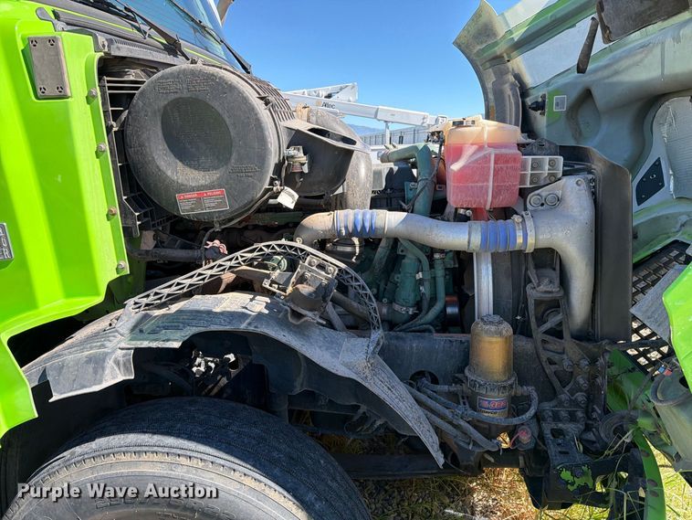 image for item YA4919 2017 Volvo VNL semi truck