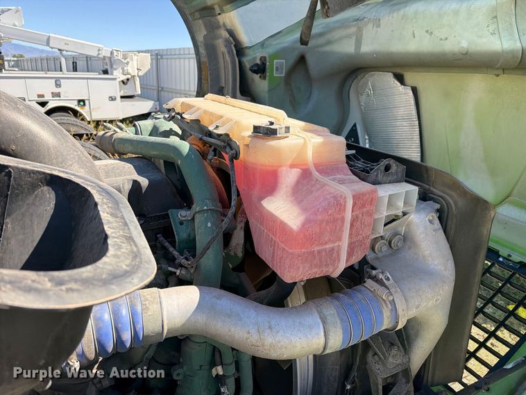 image for item YA4919 2017 Volvo VNL semi truck