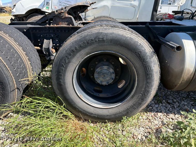 image for item YA4919 2017 Volvo VNL semi truck