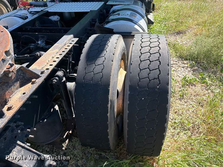 image for item YA4919 2017 Volvo VNL semi truck