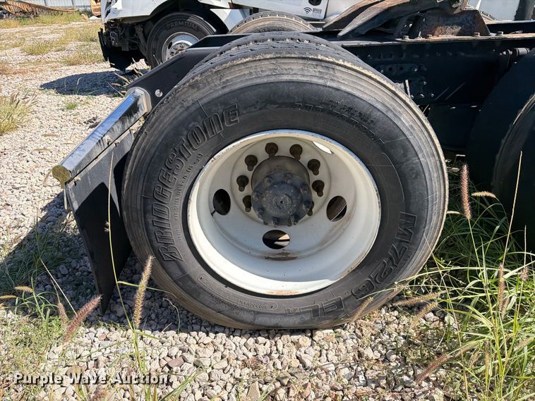 image for item YA4919 2017 Volvo VNL semi truck