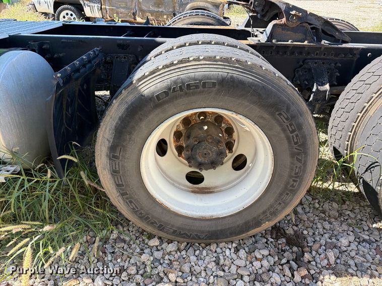 image for item YA4919 2017 Volvo VNL semi truck