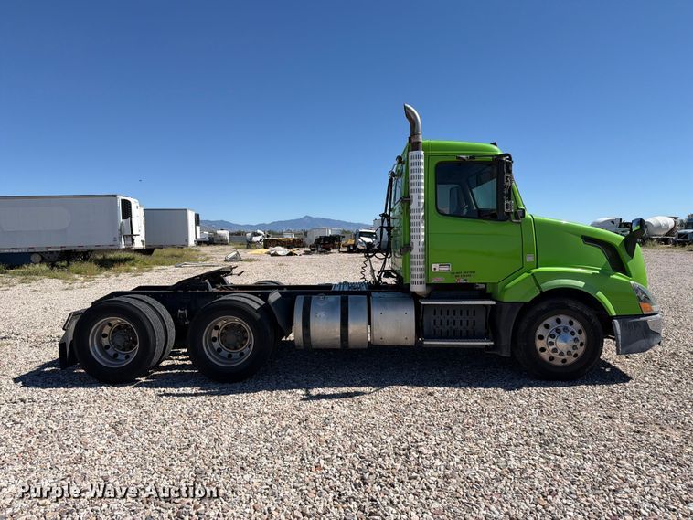 image for item YA4920 2017 Volvo VNL semi truck