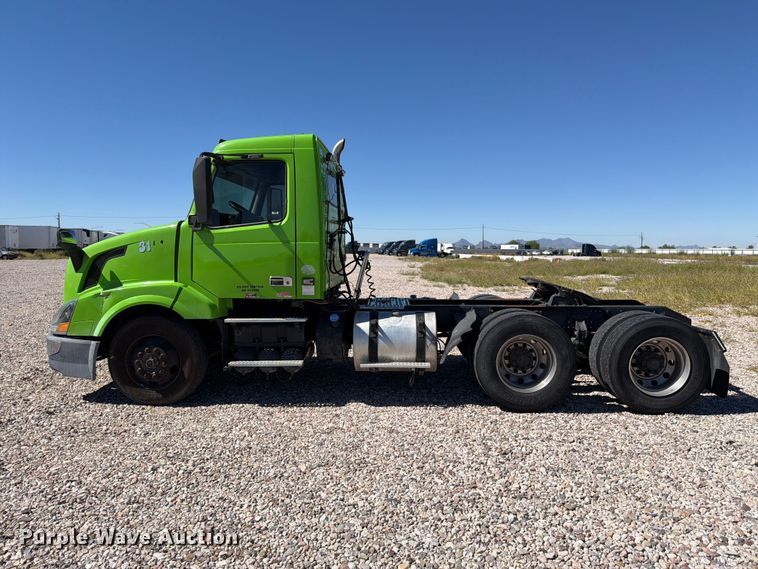 image for item YA4920 2017 Volvo VNL semi truck