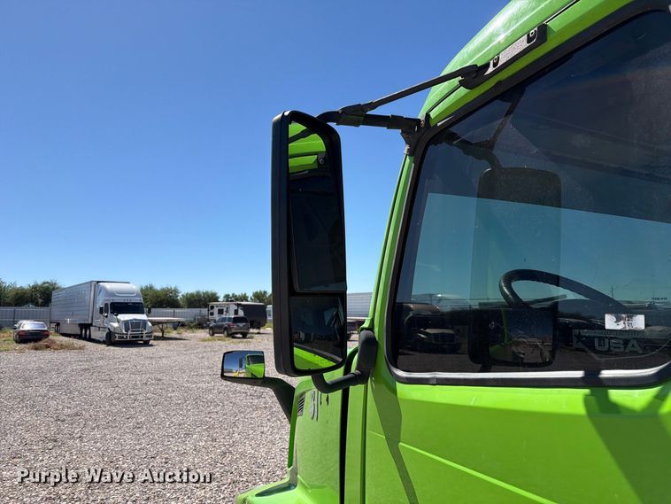 image for item YA4920 2017 Volvo VNL semi truck
