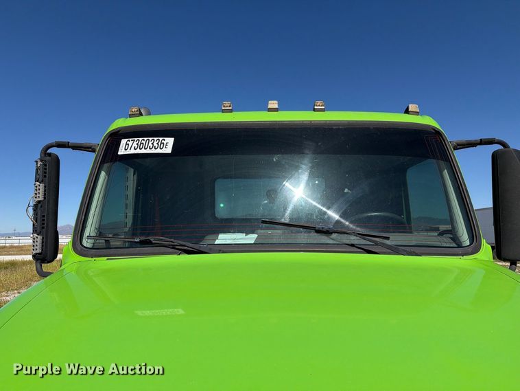 image for item YA4920 2017 Volvo VNL semi truck