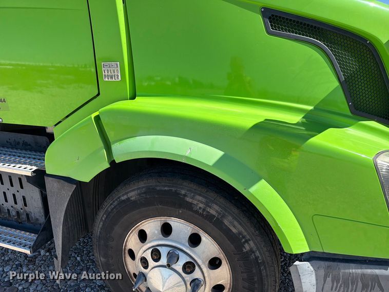 image for item YA4920 2017 Volvo VNL semi truck