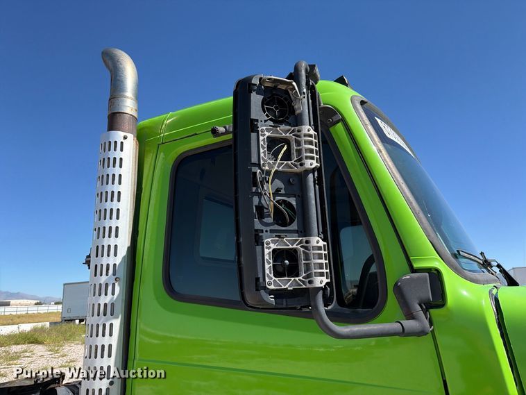 image for item YA4920 2017 Volvo VNL semi truck