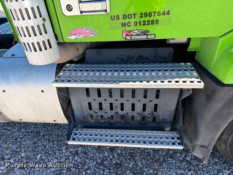 image for item YA4920 2017 Volvo VNL semi truck