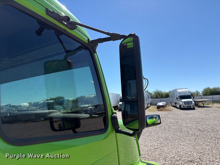 image for item YA4920 2017 Volvo VNL semi truck