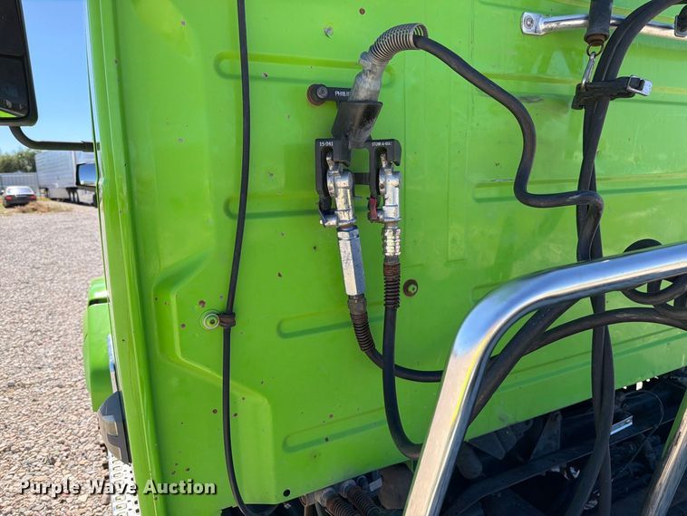 image for item YA4920 2017 Volvo VNL semi truck