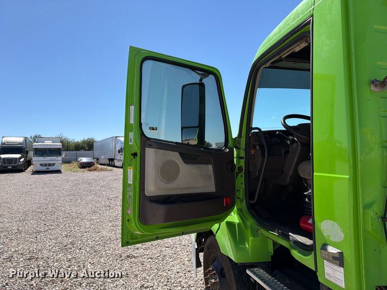 image for item YA4920 2017 Volvo VNL semi truck